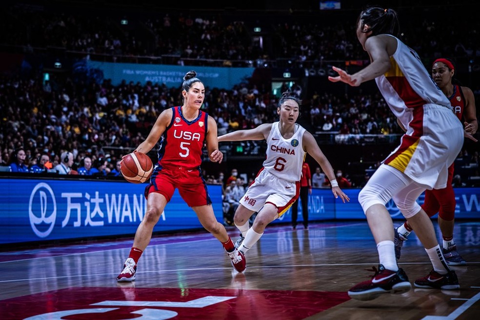 A cerebral Kelsey Plum foi uma das peças diferenciais do grande time dos EUA — Foto: Fiba