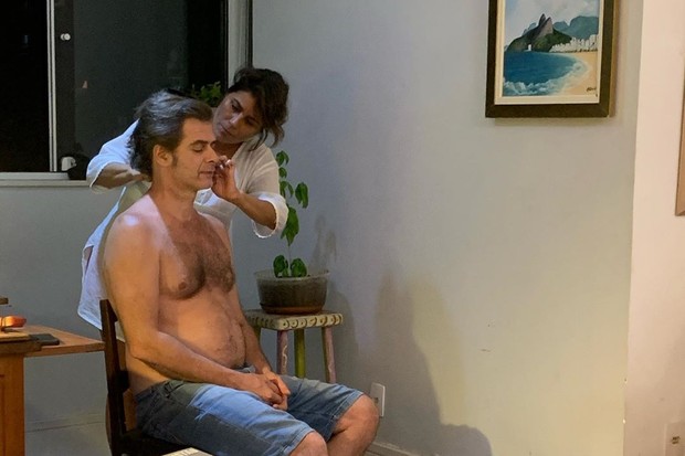 Valéria Alencar corta cabelo do marido, João Vitti (Foto: Reprodução/Instagram)