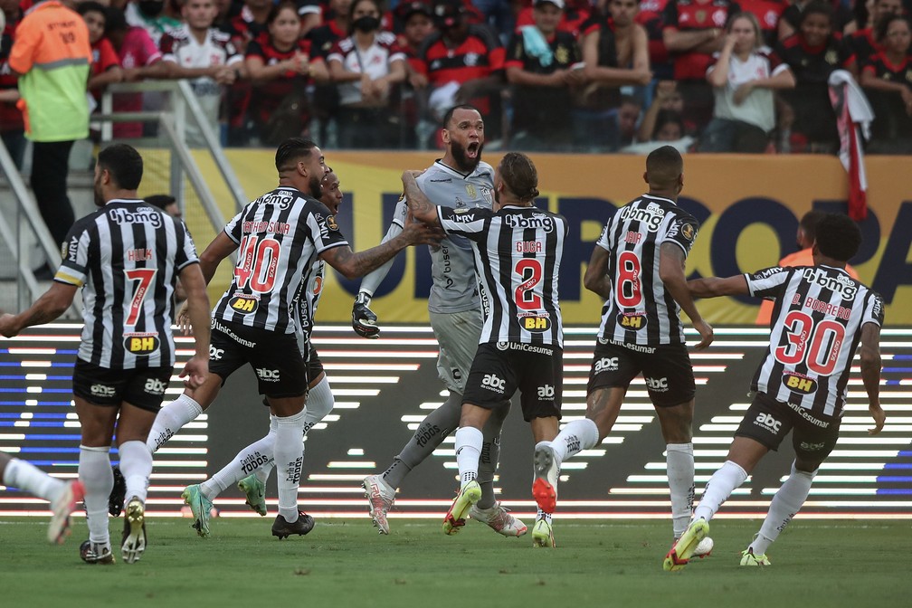 Goleiro Everson comemora vitória nos pênaltis contra o Flamengo — Foto: Pedro Souza/Atlético-MG 