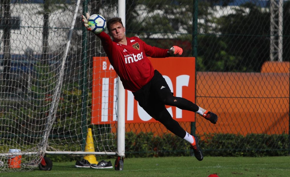 Lucas Perri, goleiro do São Paulo, é visto com potencial para o futuro (Foto: Rubens Chiri/saopaulofc.net)