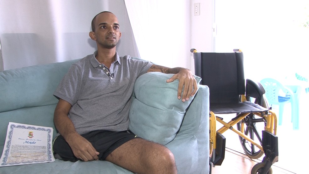 Atualmente, olicial militar usa cadeira de rodas para se locomover (Foto: Miguel Folco/ G1)