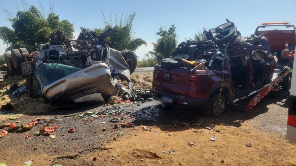 Quatro morrem em batida de frente entre carreta de melancia e caminhonete na BR-153, em Frutal