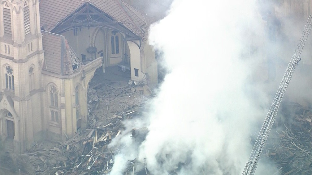Igreja Evangélica Luterana também desabou em parte após ser atingida pelos escombros (Foto: Reprodução/TV Globo)