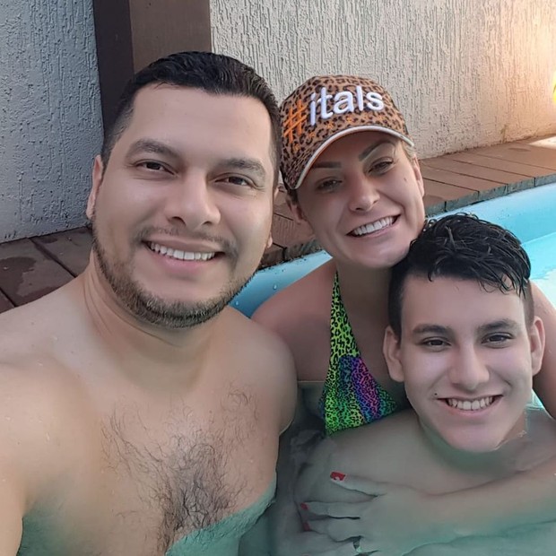 Thiago Lopes e Andressa Urach com o filho dela, Arthur (Foto: Reprodução/Instagram)
