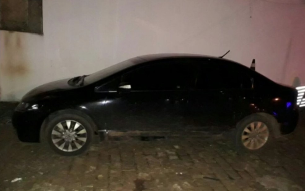 Carro de Lorraine é encontrado com marca de tiro em Inhumas (Foto: Reprodução/TV Anhanguera)