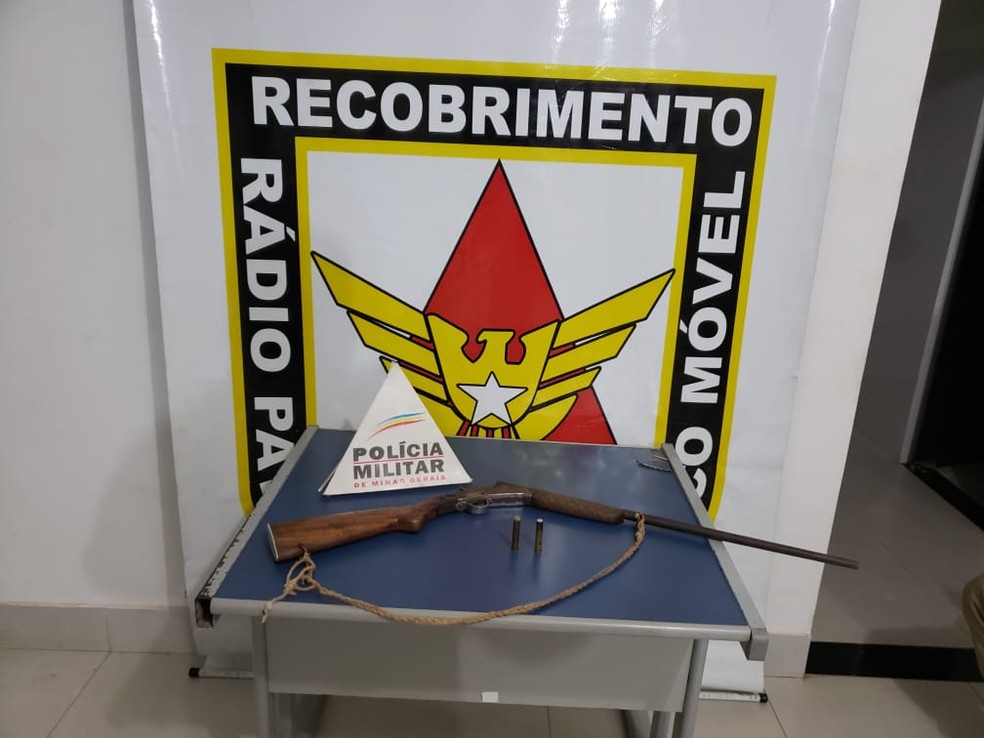 Segundo a PM, homem enterrou a arma — Foto: Polícia Militar / Divulgação