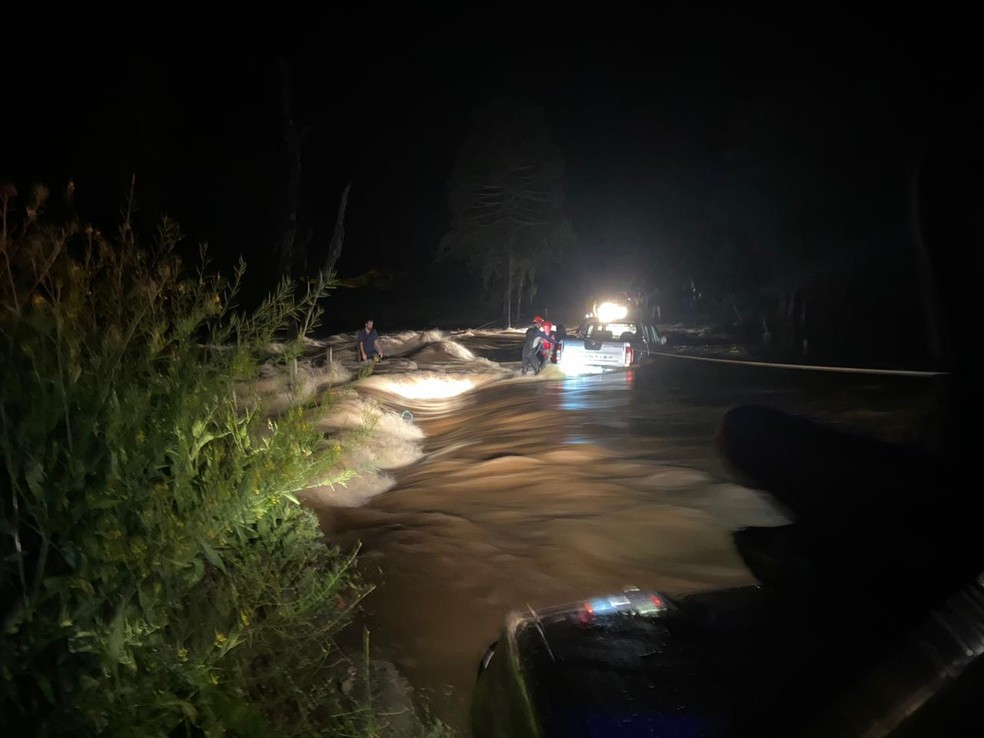 Caso ocorreu por volta das 2h30, na estrada Geral Rio dos Bugres, no bairro Invernador, durante as fortes chuvas registradas na região.  — Foto: Corpo de Bombeiros/Divulgação