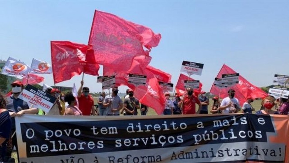 'O povo tem direito a mais e melhores serviços públicos', diz cartaz em protesto de servidores — Foto: Reprodução/Sindsep-DF