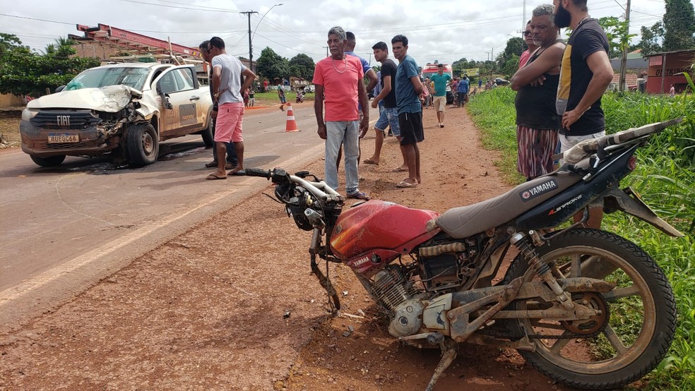 Moto do jovem ficou praticamente destruída — Foto: Zé Rodrigues/TV Tapajós