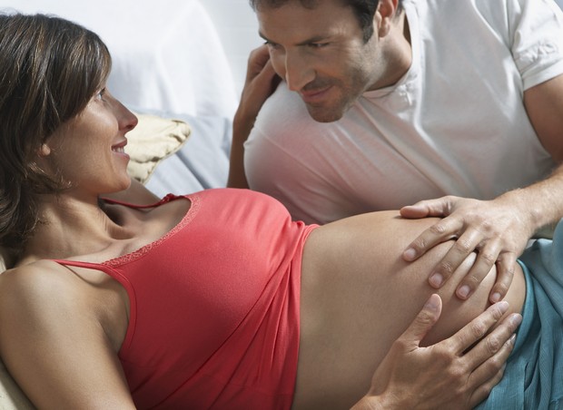 Mulher grávida e marido (Foto: Thinkstock)