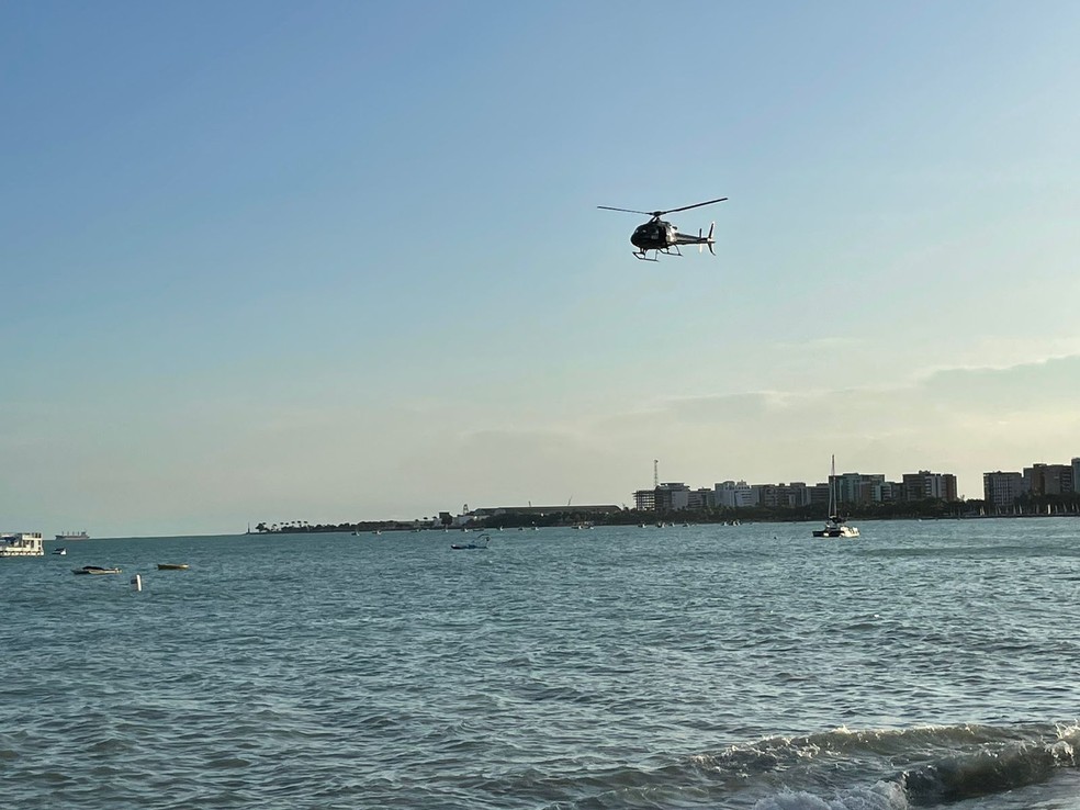 Buscas por homem desaparecido no mar da Praia de Ponta Verde, em Maceió — Foto: Ragi Torres/TV Gazeta