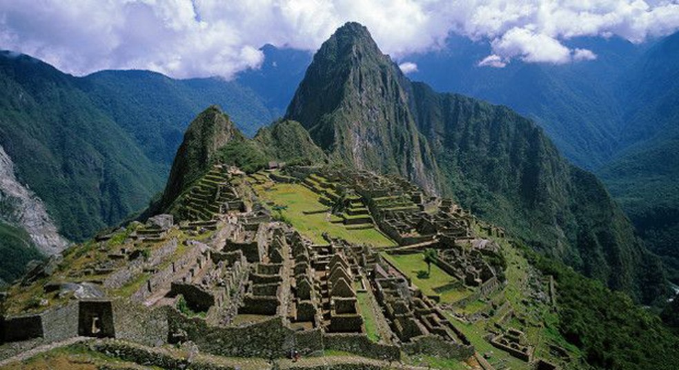 Também conhecida como "cidade perdida" dos incas, Machu Picchu fica a 2.550 metros de altura dos Andes peruanos. Segundo informações do Ministério do Comércio e Turismo do país, cerca de 70 mil a 100 mil turistas visitam o local a cada mês (Foto: BBC)