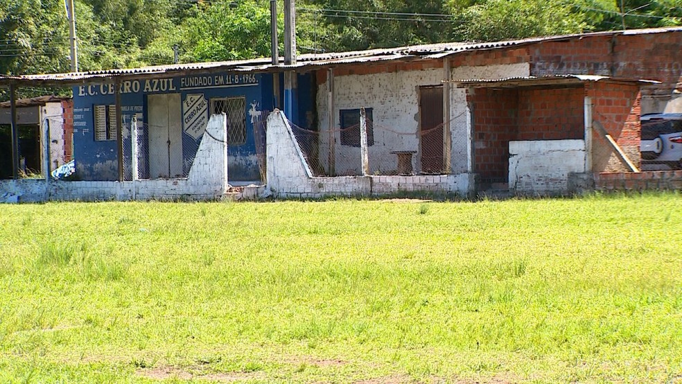 Mortes aconteceram em um campo de futebol de Santa Maria — Foto: Reprodução/RBS TV