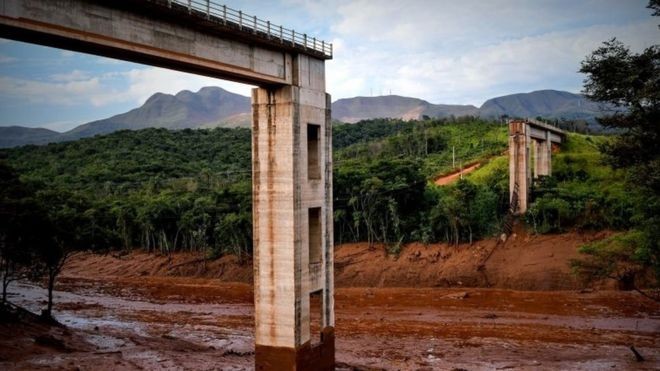 Rompimento de barragem em Brumadinho deixou ao menos nove mortos (Foto: EPA via BBC)