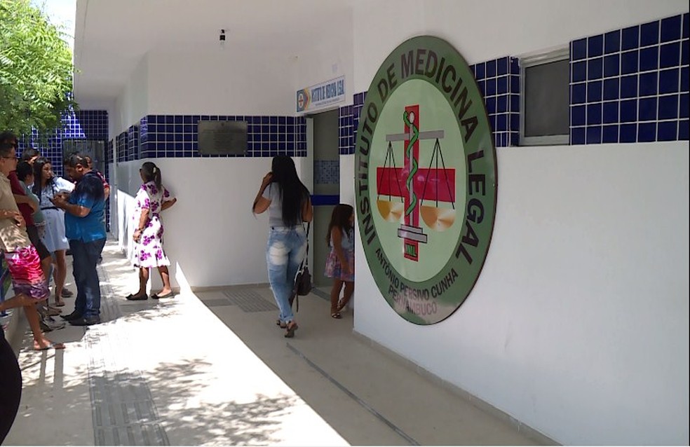 Familiares foram ao IML de Petrolina para a liberaÃ§Ã£o dos corpos  â Foto: ReproduÃ§Ã£o/ TV Grande Rio