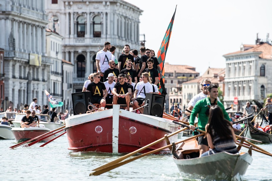 Venezia Conquista Acesso A Elite Na Italia Apos 19 Anos E Comemora Com Barqueata Veja Futebol Italiano Ge