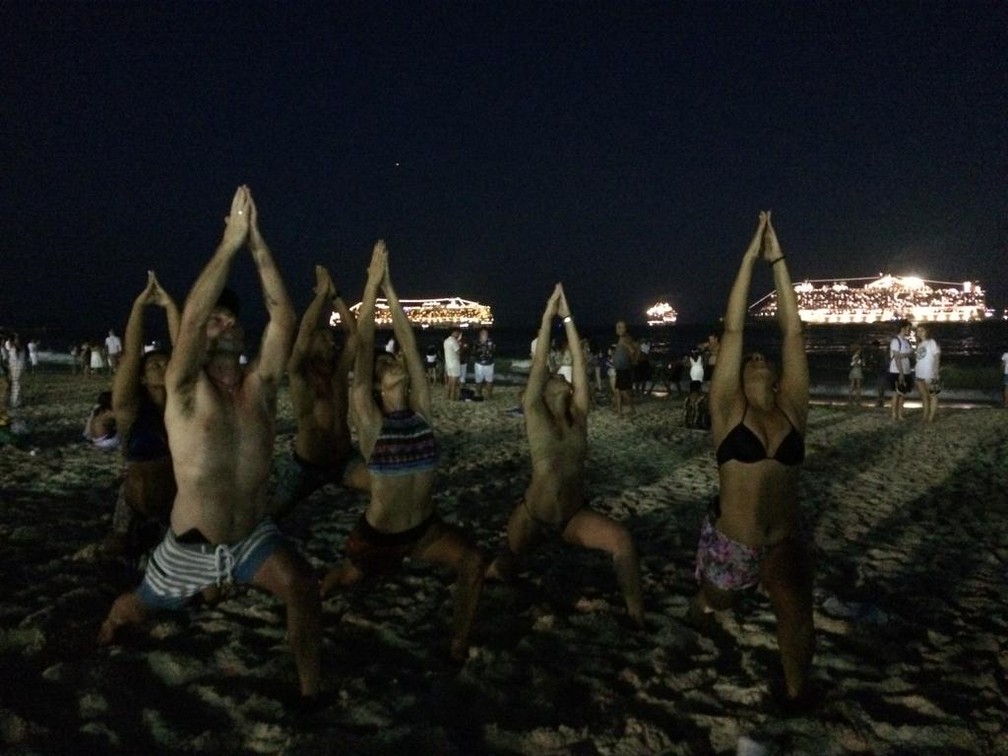 Yoga na praia de Copacabana antes do réveillon — Foto: Raoni Alves/G1