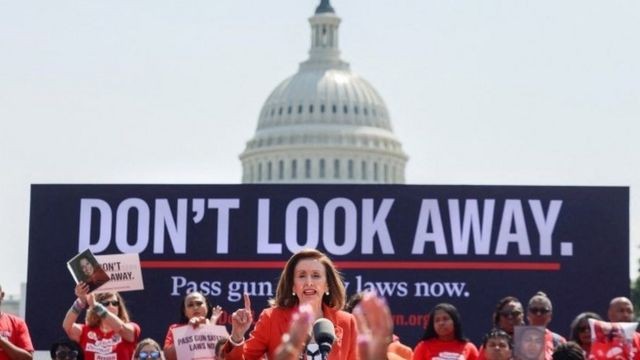 Protesto contra armas diante do Capitólio americano (Foto: Reuters (via BBC))