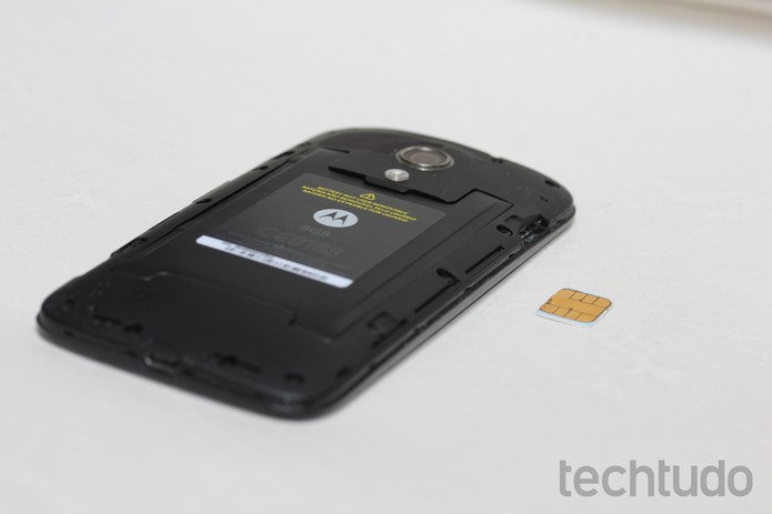 Chip posicionado na altura da entrada do SIM 1 do Moto G (Foto: Reprodução/TechTudo)