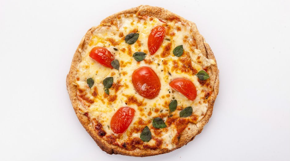 A pizza de margherita da Verd & Co. é feita com massa artesanal integral, molho de tomate caseiro, queijo meia cura e manjericão (Foto: Divulgação)