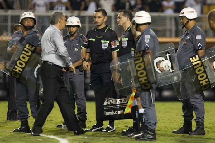 Tite com árbitro Carlos Amarilla (Foto: Daniel Augusto Jr / Agência Corinthians)