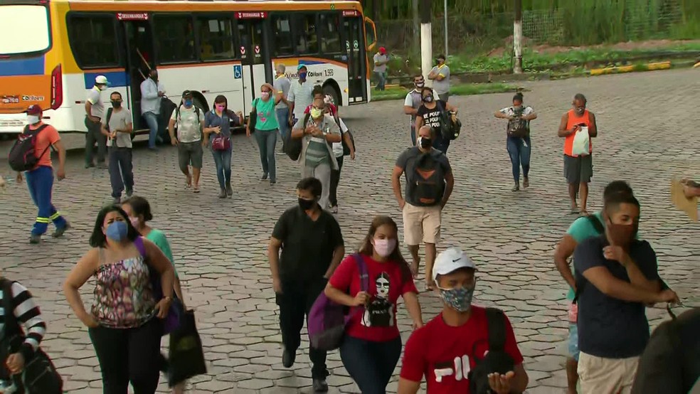 Ônibus lotados no Grande Recife desrespeitam recomendação de distanciamento social — Foto: TV Globo