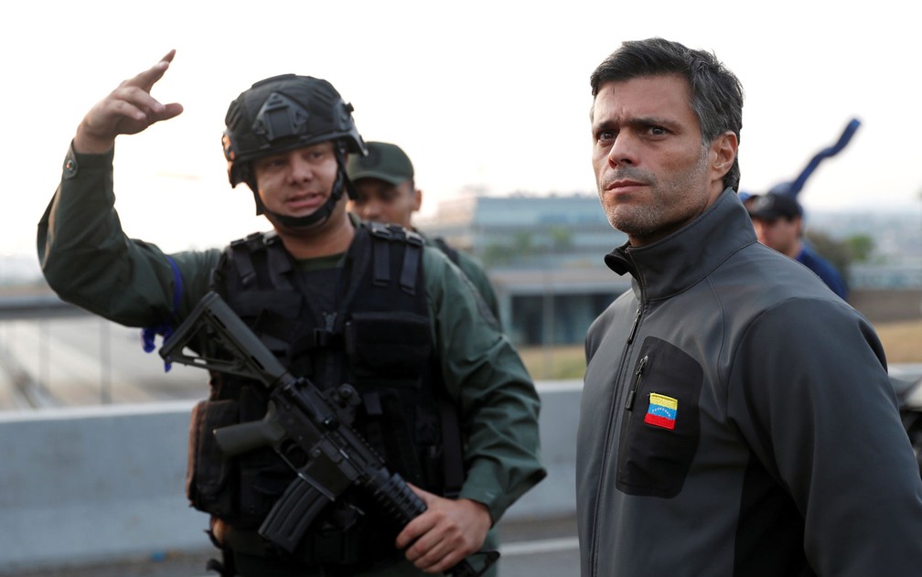 O opositor Leopoldo López, que foi libertado por militares dissidentes hoje na Venezuela — Foto: Carlos Garcia Rawlins/Reuters
