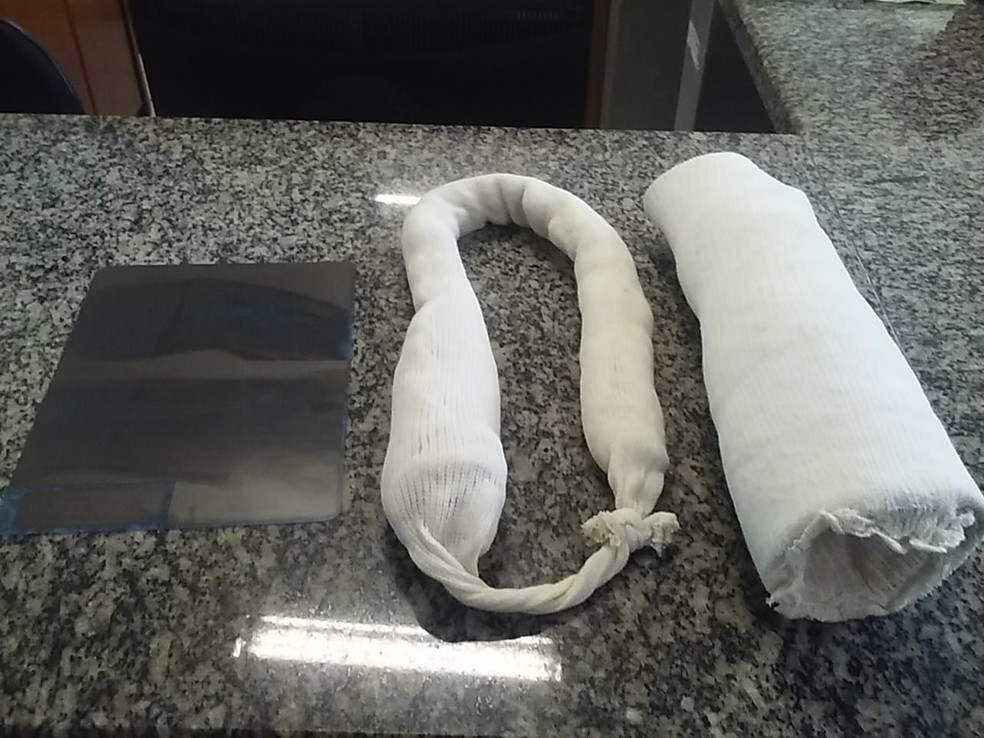Exame de raio-x e faixas que eram utilizados pelos suspeitos em agência de Nova Odessa — Foto: Polícia Militar/ Divulgação