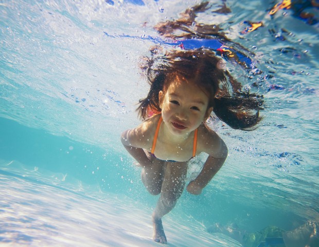 O condicionador infantil ajuda a manter os fios hidratados depois do mergulho  (Foto: Thinkstock)