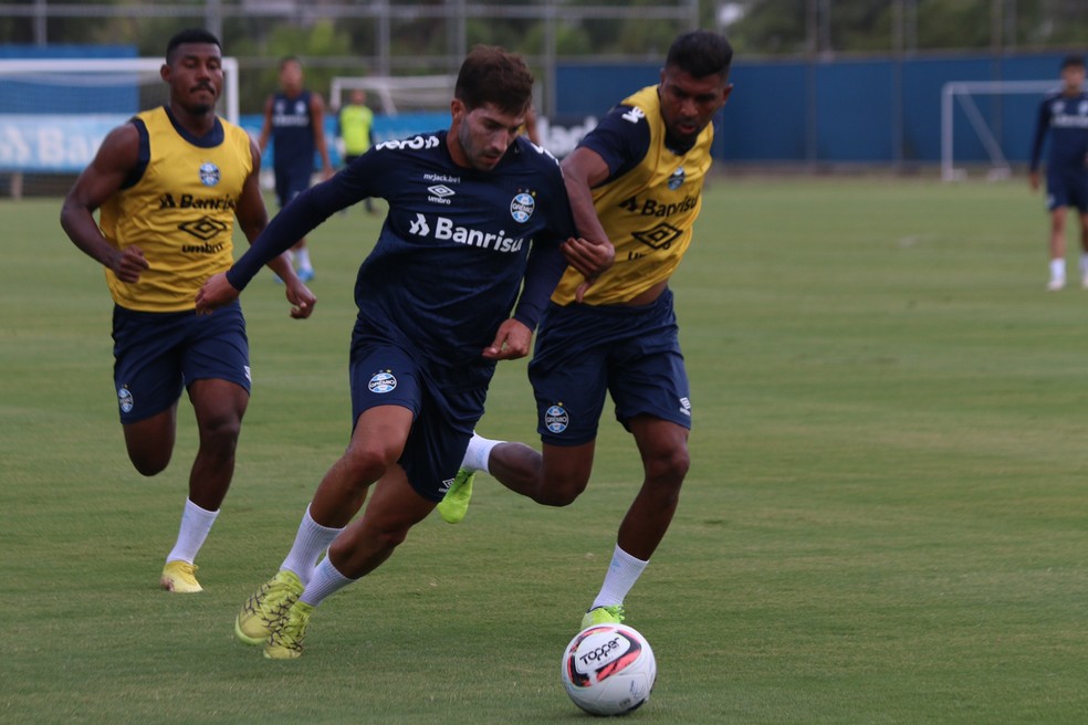 Lucas Silva e Thiago Santos disputam bola no coletivo dos reservas — Foto: João Victor Teixeira