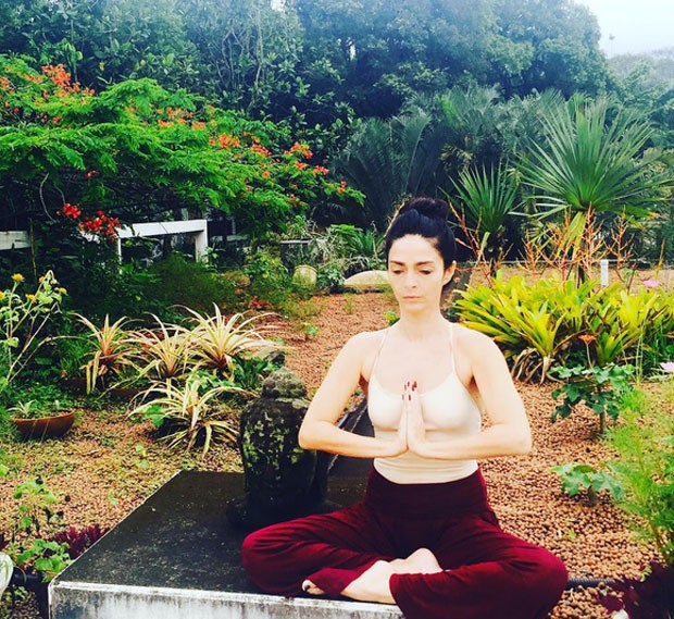 Claudia Ohana medita na tarde de sexta-feira (04) (Foto: Reprodução/Instagram)