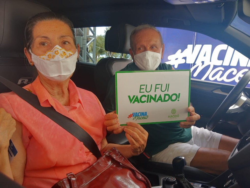 Juntos há 20 anos, Antônio Cabral e Maria da Conceição, de 76 anos, receberam a primeira dose da vacina contra a Covid-19 em Maceió — Foto: João Vitor Ferreira/G1