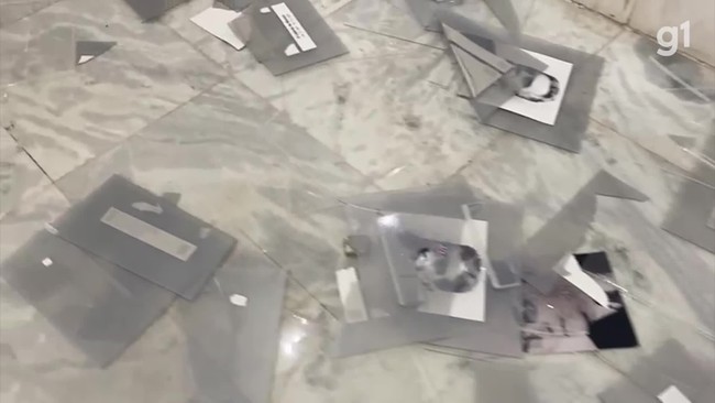 Vândalos destruíram galeria de presidentes do Palácio do Planalto; veja devastação