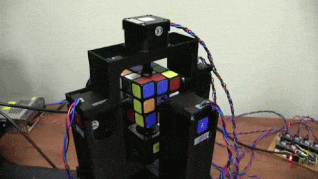 Robô resolve cubo mágico em pouco mais de 1 segundo. (Foto: Reprodução/YouTube)