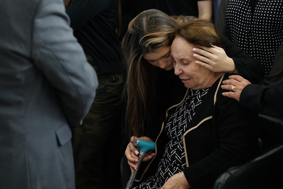 Maria do Céu, mãe de Gugu, é consolada. — Foto: Marcelo Brandt/G1