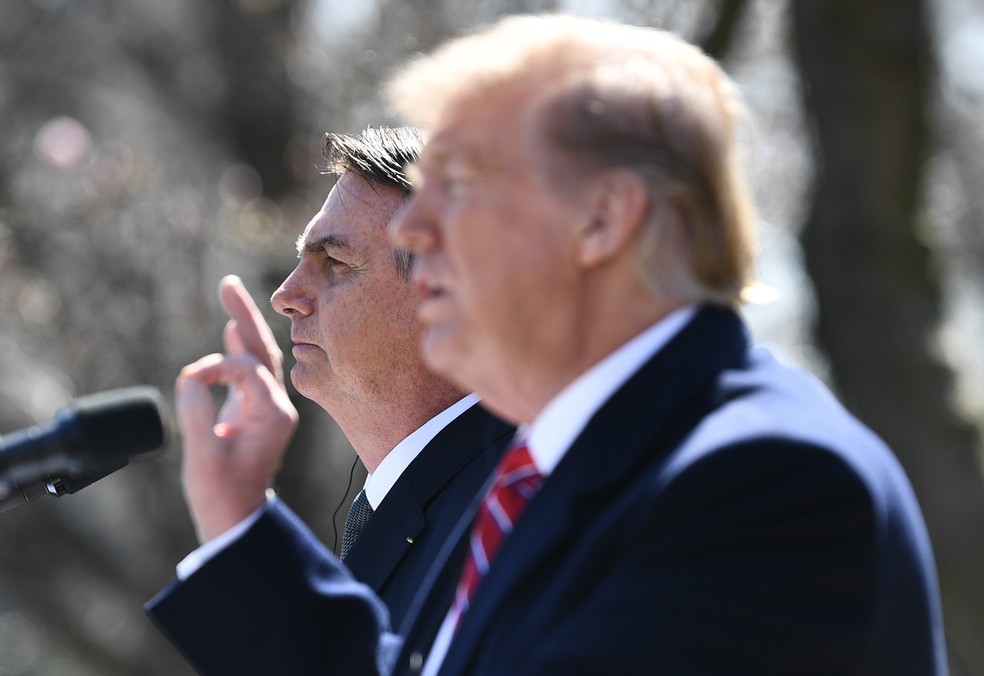 O presidente Jair Bolsonaro e o presidente dos EUA Donald Trump fazem declaração à imprensa durante conferência na Casa Branca, em Washington — Foto: Brendan Smialowski/AFP