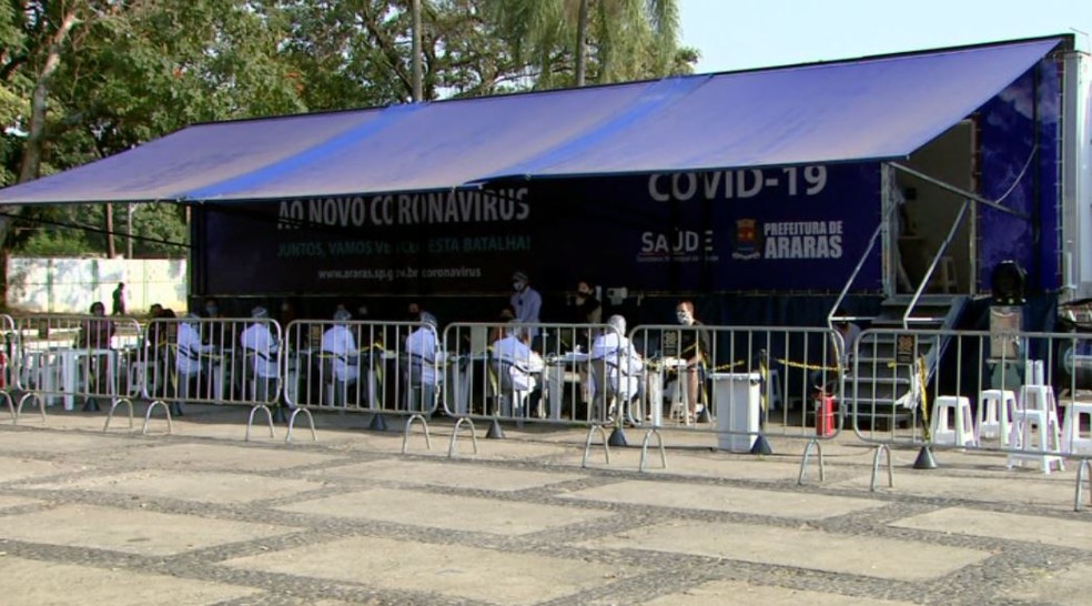 Araras intensifica testagem de pacientes com suspeita de Covid-19 em carreta itinerante. — Foto: Nilson Porcel/EPTV 