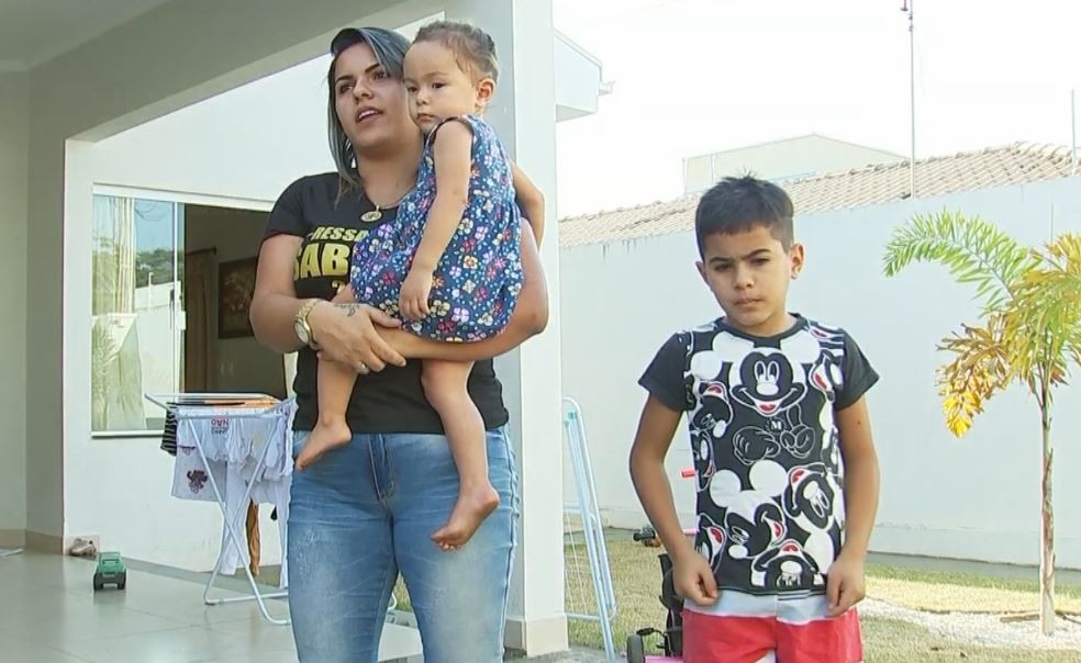 A dona de casa Sabrina Taís diz que está preocupada com a saúde dos filhos: "Cheiro forte de milho queimado" (Foto: TV TEM/Reprodução)