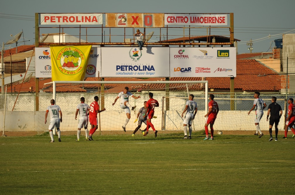 Placar do Paulo Coelho mostrando os 2 a 0 do Petrolina — Foto: Emerson Rocha