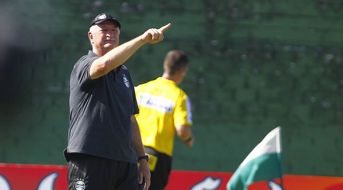 Felipão não joga a toalha sobre saída de Moreno, mas já pede dois reforços