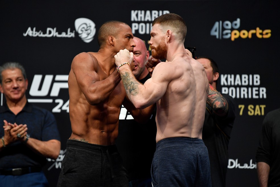 Edson Barboza e Paul Felder fizeram uma encarada séria na pesagem do UFC 242 — Foto: Getty Images