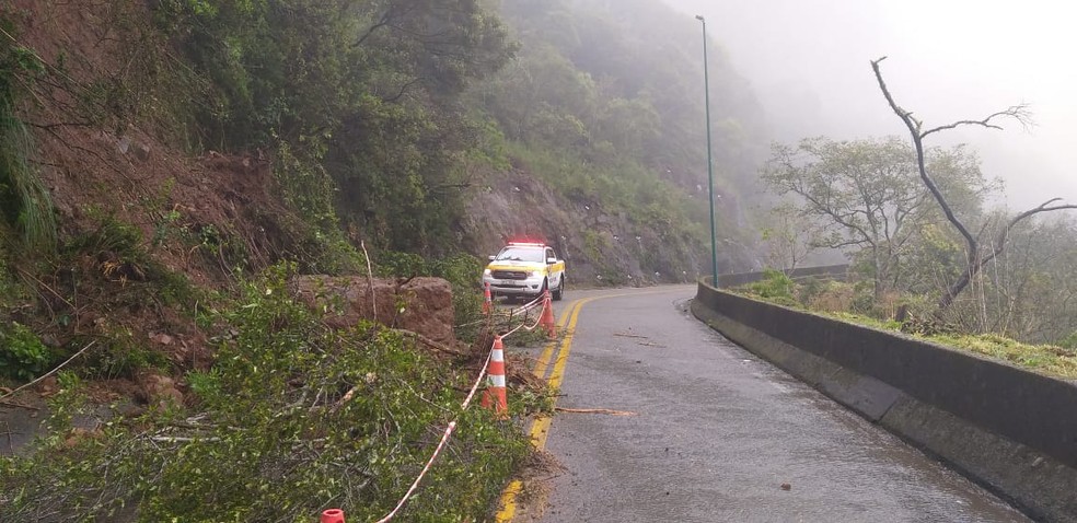 Queda de barreira bloqueou parte da via  — Foto: PMRv/ Divulgação