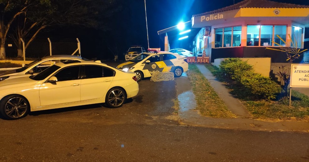 Dois carros foram abordados na sequência na rodovia Raposo Tavares em Assis — Foto: Polícia Rodoviária/Divulgação
