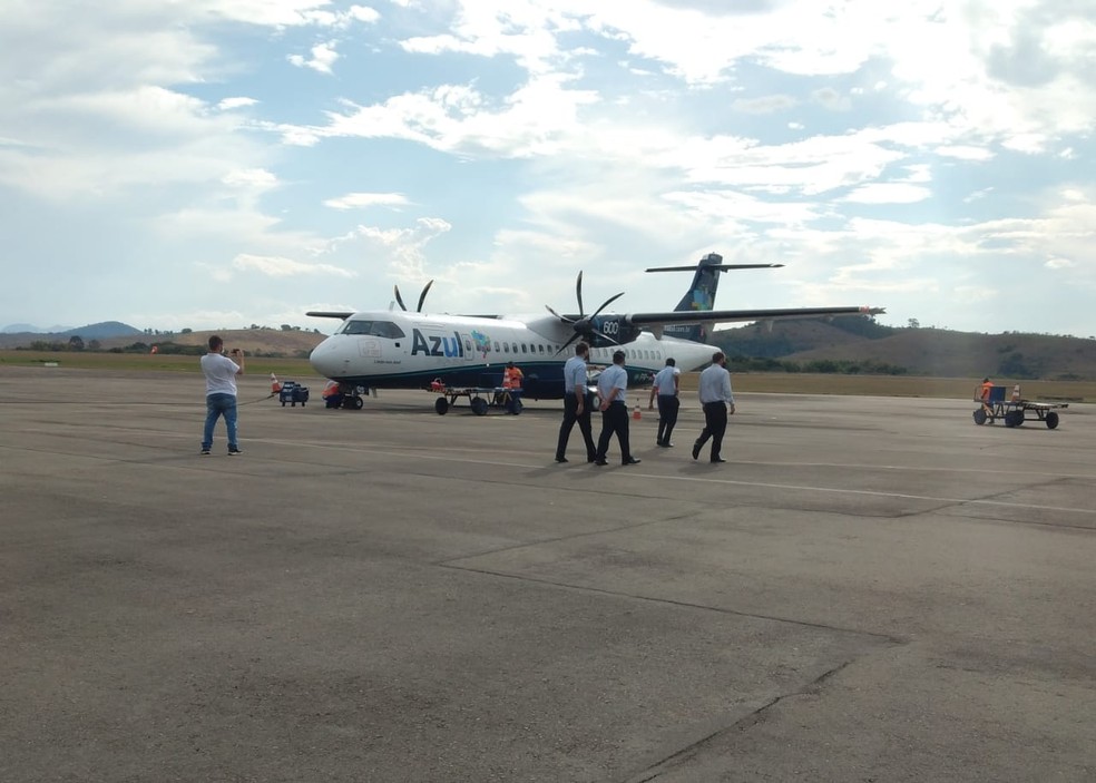 Preparativos para retomada de voos da Azul no Aeroporto Regional da Zona da Mata Presidente Itamar Franco — Foto: Vagner Tolendato/G1