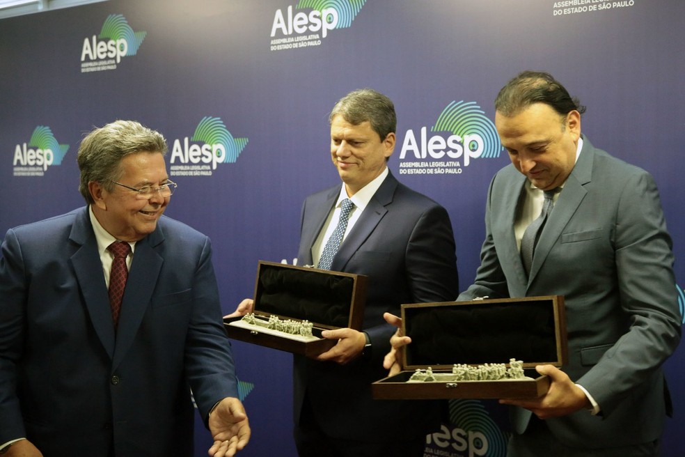 O presidente da Alesp, Carlão Pignatari, entrega ao governador, Tarcísio de Freitas, e ao vice, Felício Ramuth, uma réplica do Monumento à Bandeira, do artista plástico Victor Brecheret — Foto: Divulgação/Alesp