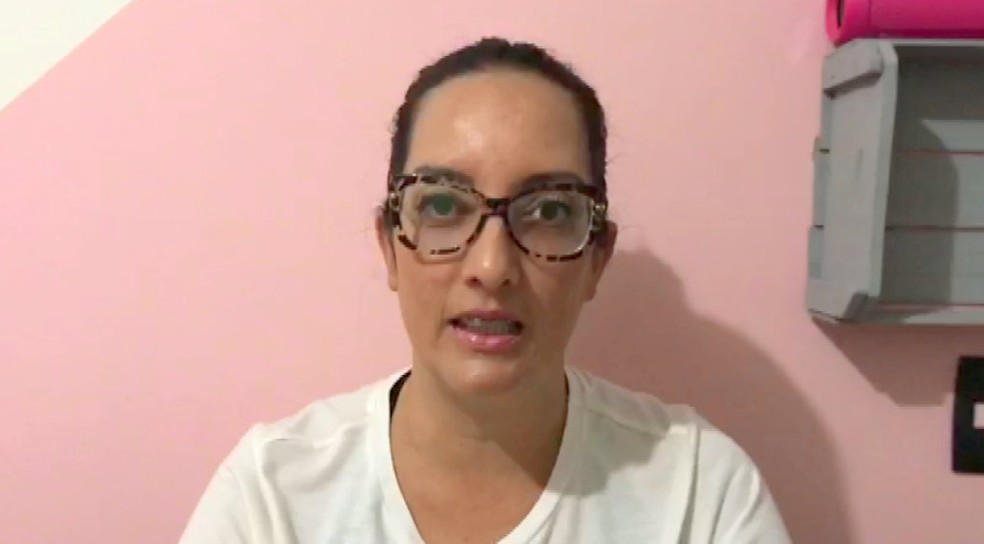 A consultora de negócios Erika Pignataro Massaro faz a captação dos equipamentos e entrega na casa dos idosos — Foto: Reprodução/EPTV