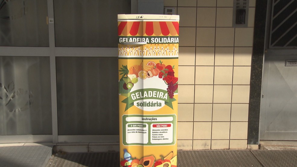 Geladeira solidária instalada na 712/713 Norte — Foto: TV Globo/Reprodução