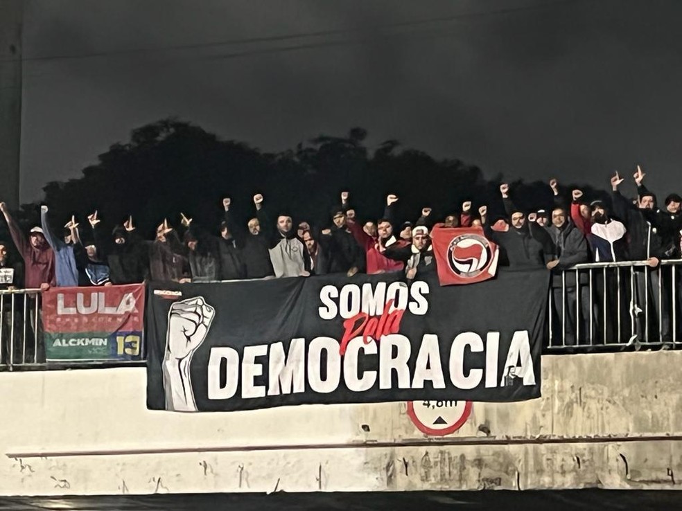 A caminho do Maracanã, torcida do Corinthians desfaz bloqueios e retira faixas antidemocráticas