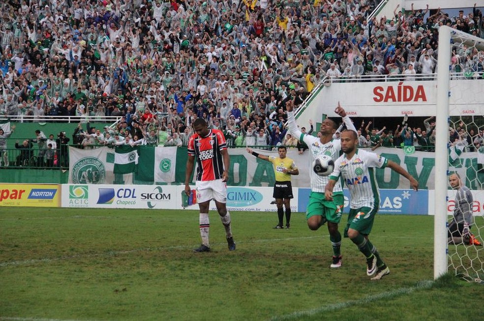 Bruno Rangel comemora o gol do título de 2016 — Foto: Cleberson Silva/Chapecoense
