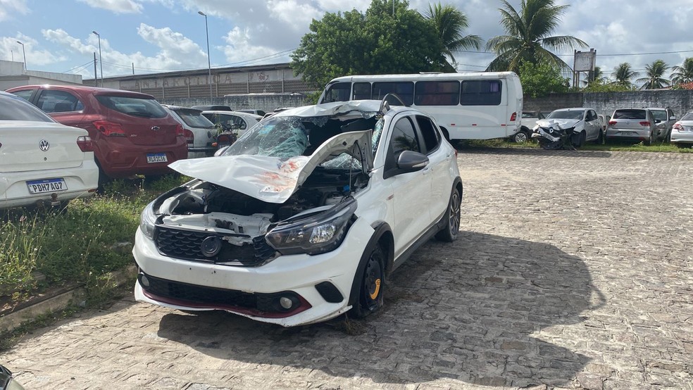 Carro ficou com a frente destruída após o atropelamento na BR-101, em João Pessoa — Foto: Sílvia Torres/TV Cabo Branco